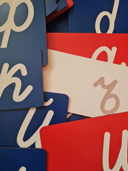 Smilšu burti: mazie rakstītie  koka kastītē (krievu valoda)